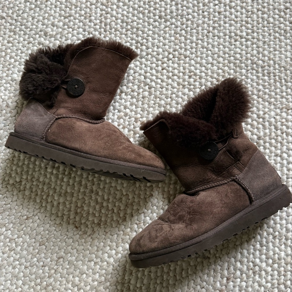 Ugg bailey button in chocolate